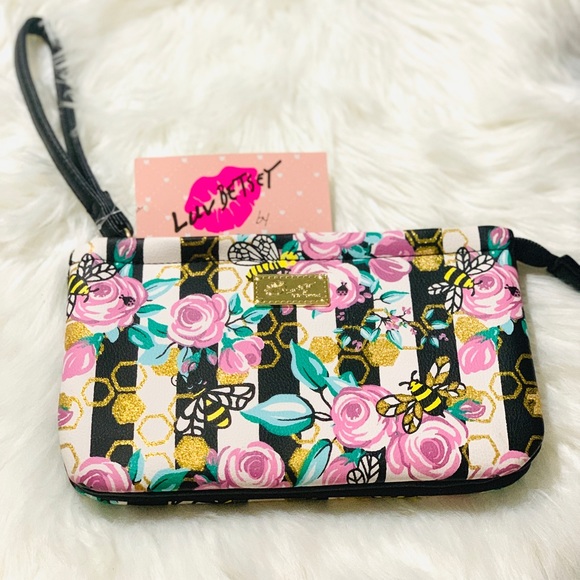 Betsey Johnson Handbags - NWT🐝 Betsey Johnson Bumblebee🐝wristlet/wallet